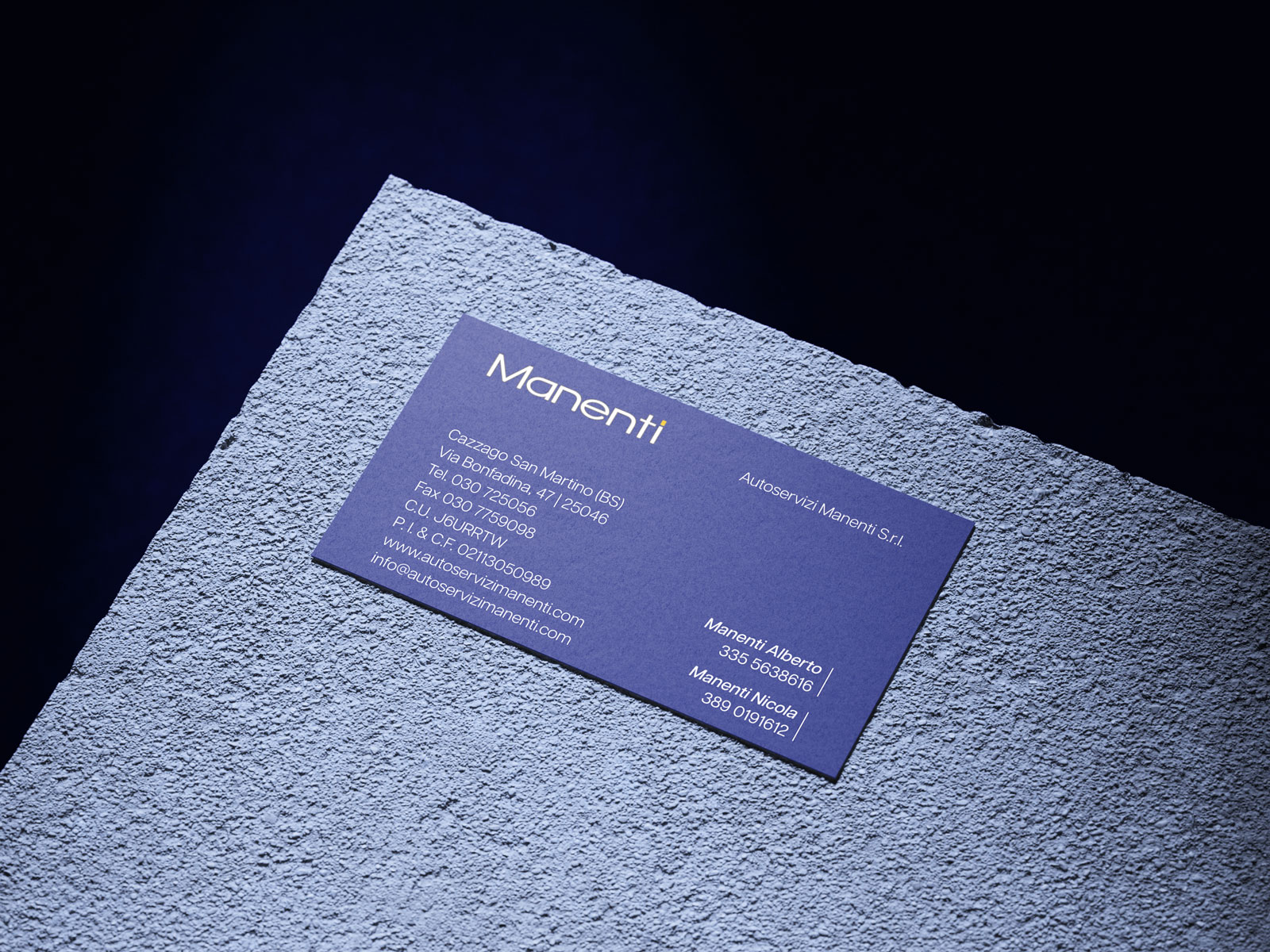 Retro della business card con i contatti Manenti